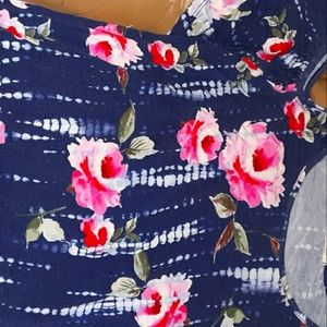 Beautiful floral,cutout shoulder blouse 3/15🖤